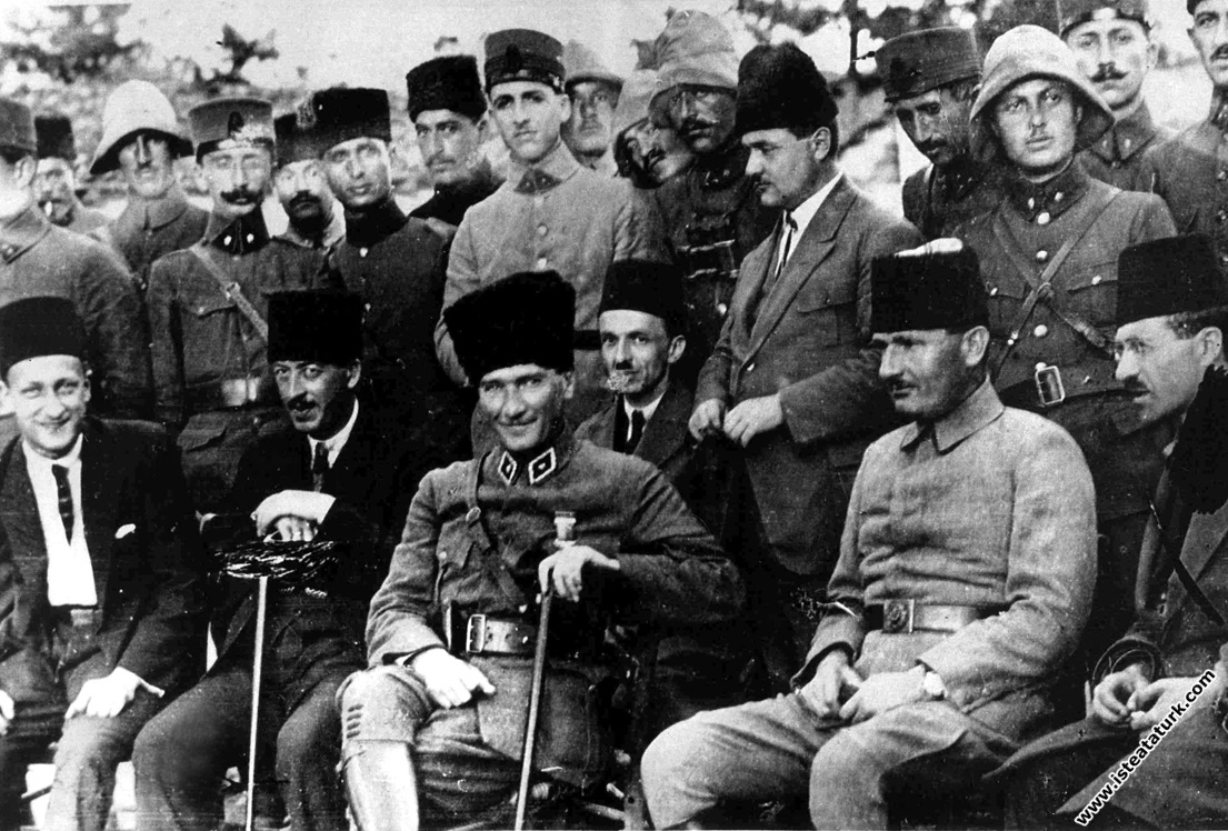 Mustafa Kemal Paşa ve Cevat Abbas Gürer Karaçam'da, Kocaeli Grup Kumandanlığı Karargahında, Geyve Boğazı. (17.06.1922)