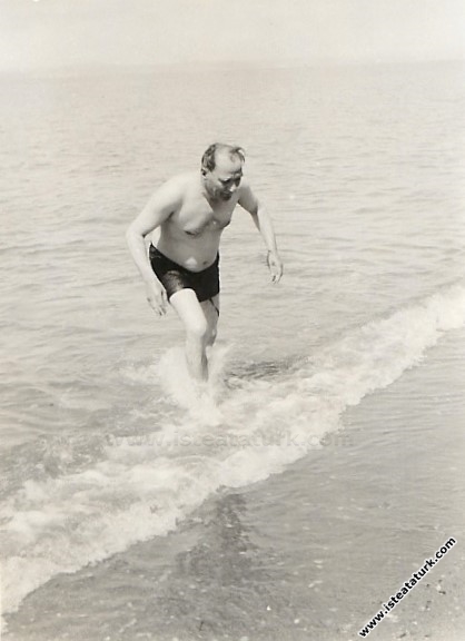 Mustafa Kemal Atatürk Florya plajında. (1936)