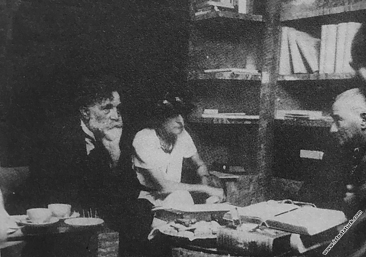 Atatürk Florya'da kütüphanede Afet İnan, Eugene Pi...