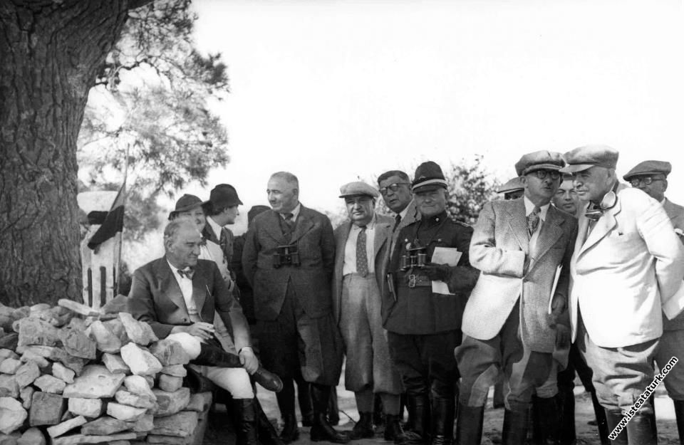 Mustafa Kemal Atatürk, Ege Manevraları'nda berab...