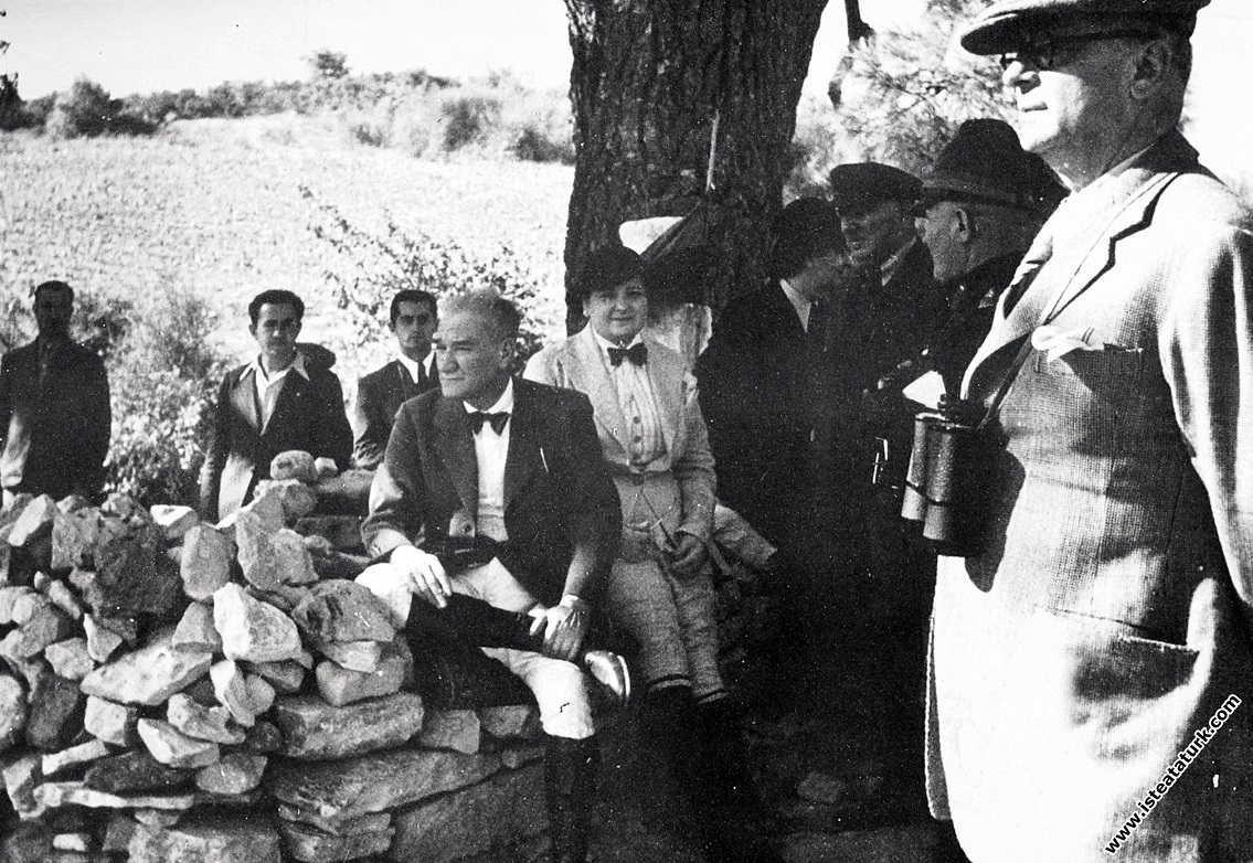 Mustafa Kemal Atatürk, Ege Manevraları’nda, bir di...