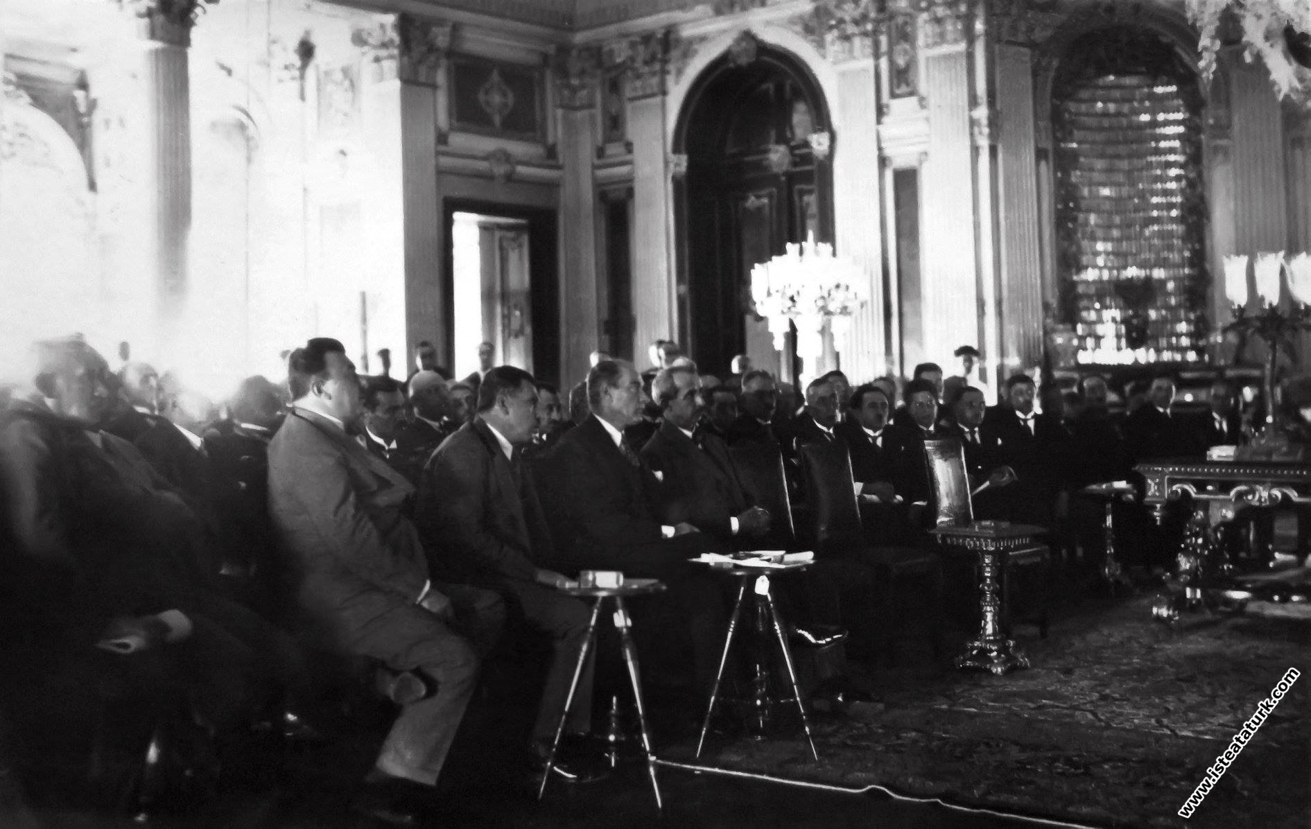 Mustafa Kemal Atatürk Dolmabahçe Sarayı'nda, İ...