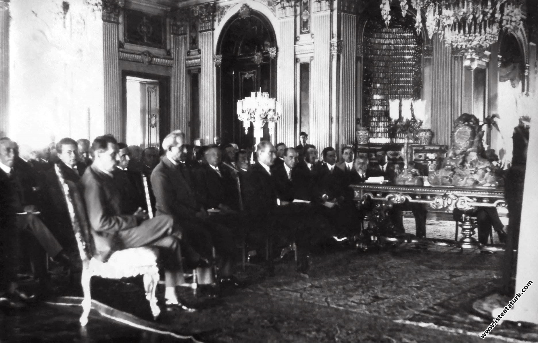 Mustafa Kemal Atatürk Dolmabahçe Sarayı'nda, İ...