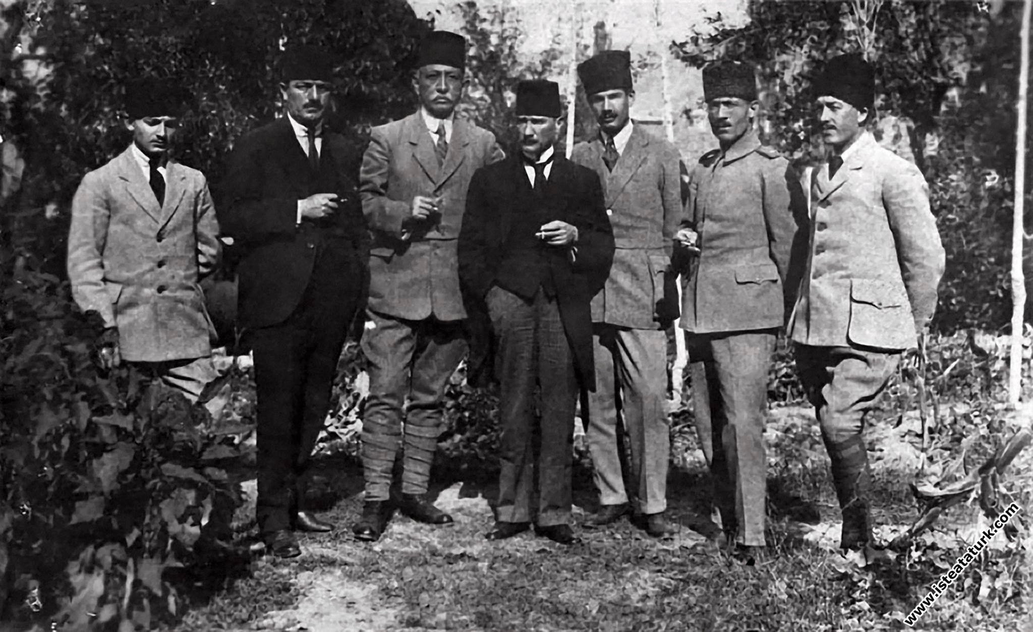 Sivas Kongresi günlerinde arkadaşlarıyla. (4-11.09.1919)