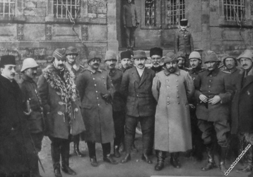 Kurmay Albay Mustafa Kemal, Vehip Paşa ve heyeti Keşan'da II. Ordu Karargahı'nda, Çanakkale. (02.1916)