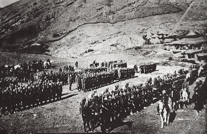 XVI. Kolordu Kom. Tümg. Mustafa Kemal Bitlis dışında bir askeri birliği denetlerken. (30.03.1916)