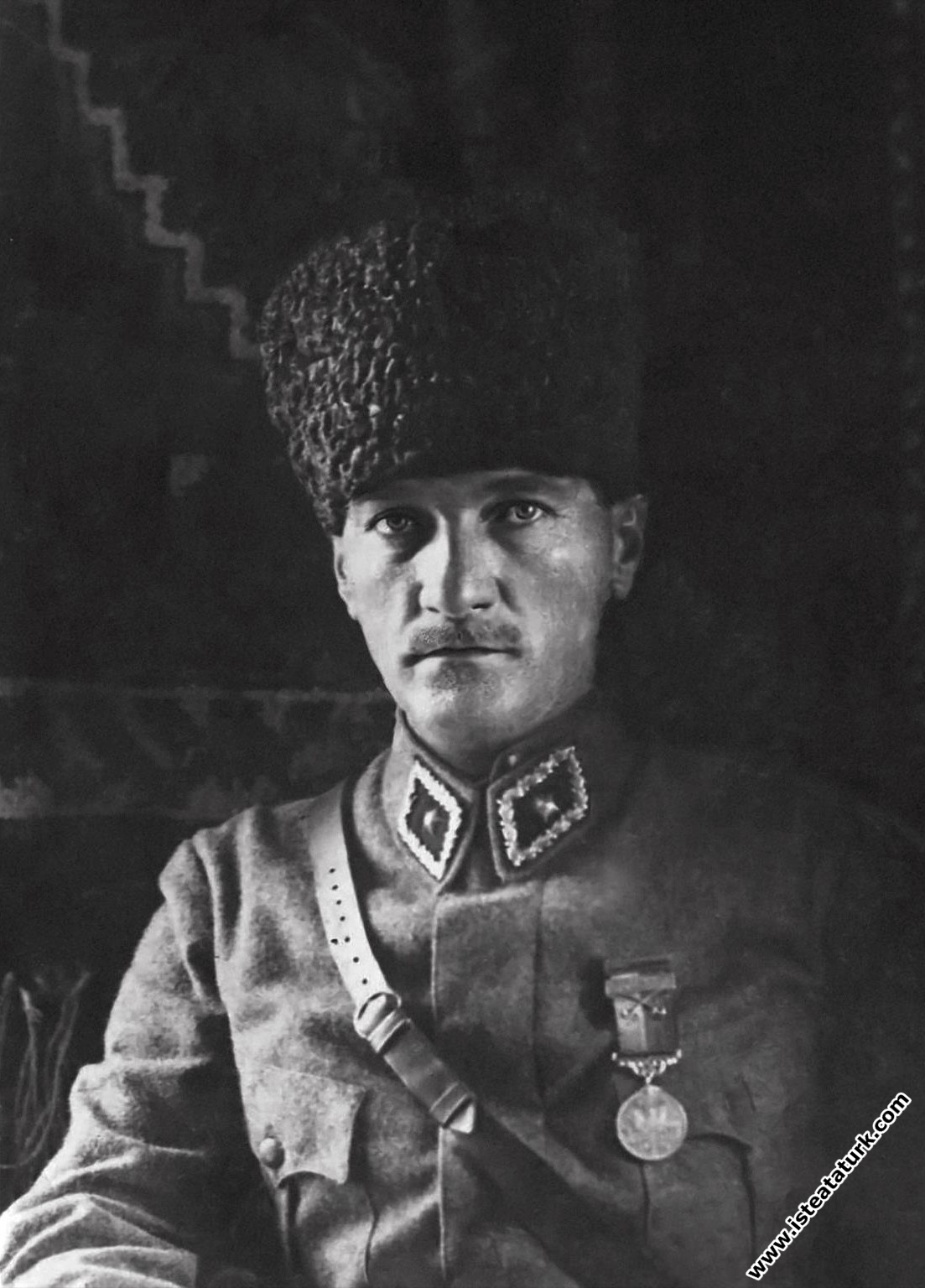 Mustafa Kemal Paşa, karargahında. (09.1922)...