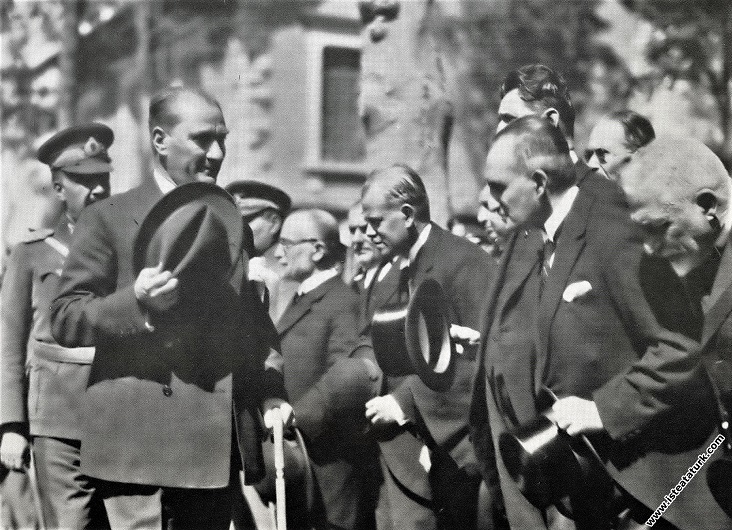Mustafa Kemal Atatürk Ankara'da törenle karşıl...