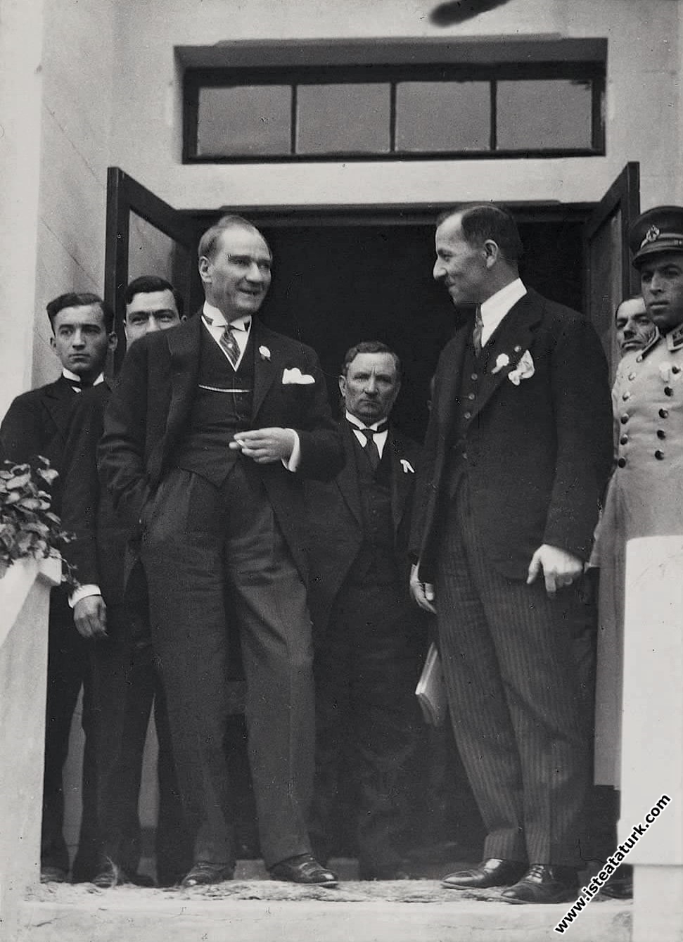 Mustafa Kemal Atatürk Gazi Orman Çiftliği'nde Şükrü Saraçoğlu ile birlikte. (05.05.1930)