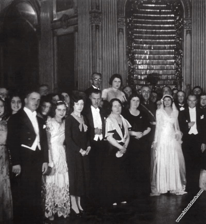 Mustafa Kemal Atatürk, Dolmabahçe Sarayı'nda Fahrettin Altay'ın kızı Hayrunnisa Hanım'ın nikah töreninde. (29.09.1932) 