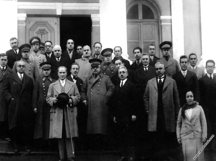 Mustafa Kemal Atatürk ve beraberindekiler Balıkesir Orta Mektebi giriş merdivenlerinde,  Balıkesir. (21.01.1933)