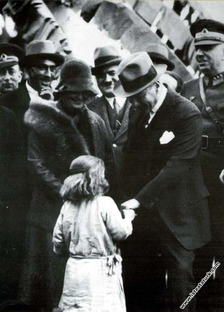 Atatürk Dörtyol gezisinde Afet İnan'la bir çocuğu severken, Hatay. (15.02.1931)