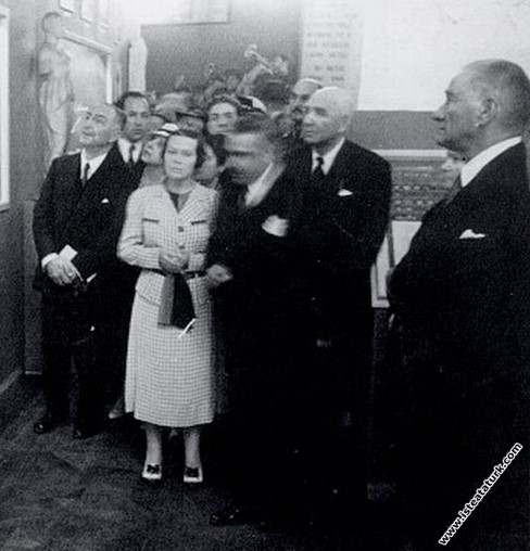 Mustafa Kemal Atatürk, Dolmabahçe Sarayı'nda Resim...
