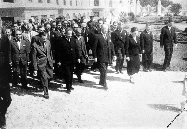 Mustafa Kemal Atatürk, Dolmabahçe Sarayı'nın b...