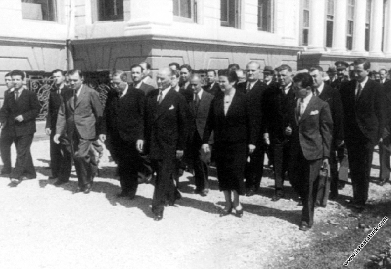 Mustafa Kemal Atatürk, Dolmabahçe Sarayı'nın b...