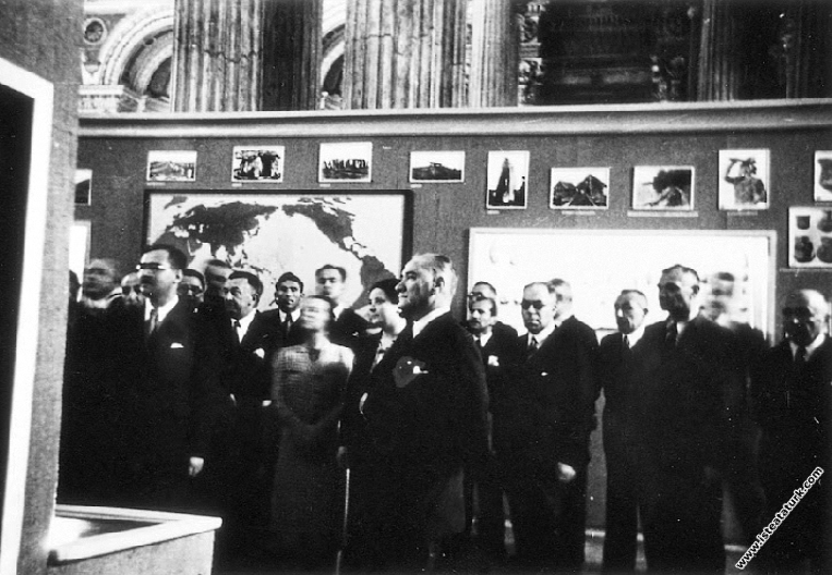 Mustafa Kemal Atatürk, Dolmabahçe Sarayı'nda Resim...