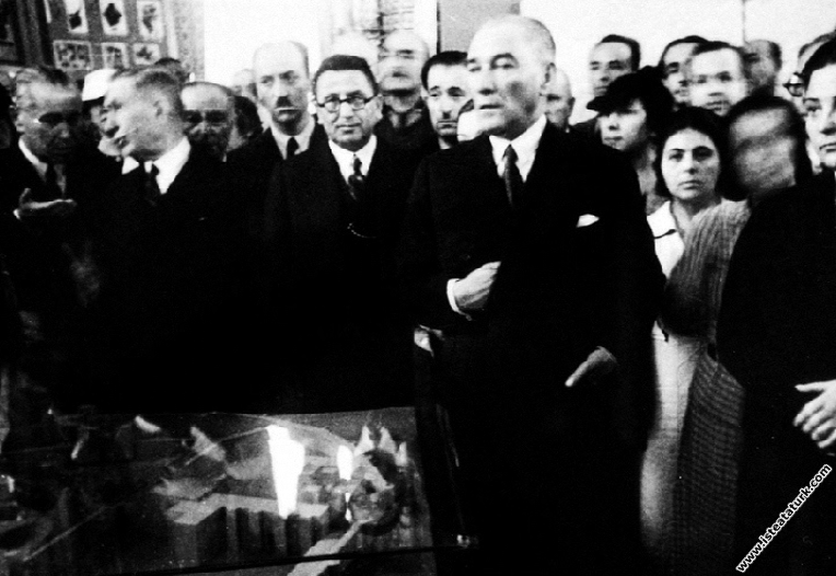 Mustafa Kemal Atatürk, Dolmabahçe Sarayı'nda Re...