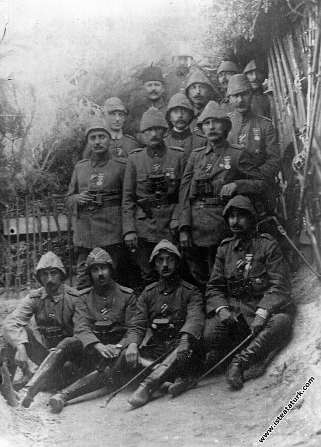 Mustafa Kemal Çanakkale'de savaşan Esat Paşa ve diğer komutanlarla birlikte. (19.07.1915)