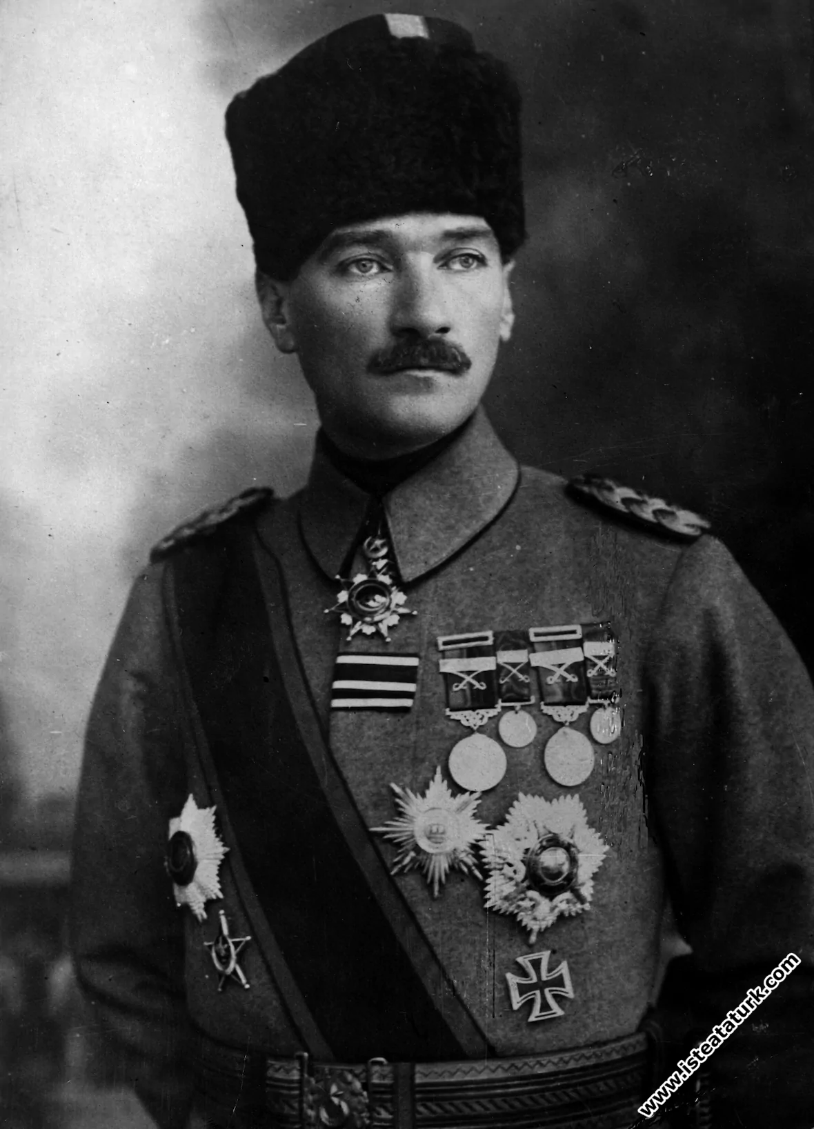 Mustafa Kemal Ordu Komutanı ve Padişah Yaveri ik...