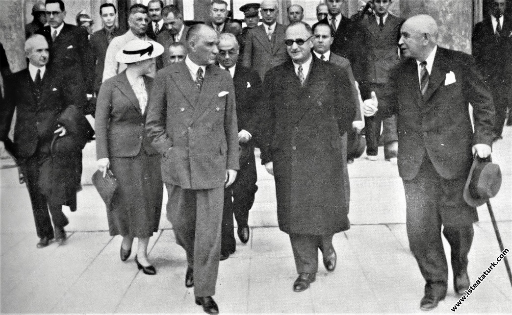 Mustafa Kemal Atatürk, Ankara'ya dönüşünde yeni gar binası hakkında bilgi alırken. (04.10.937)