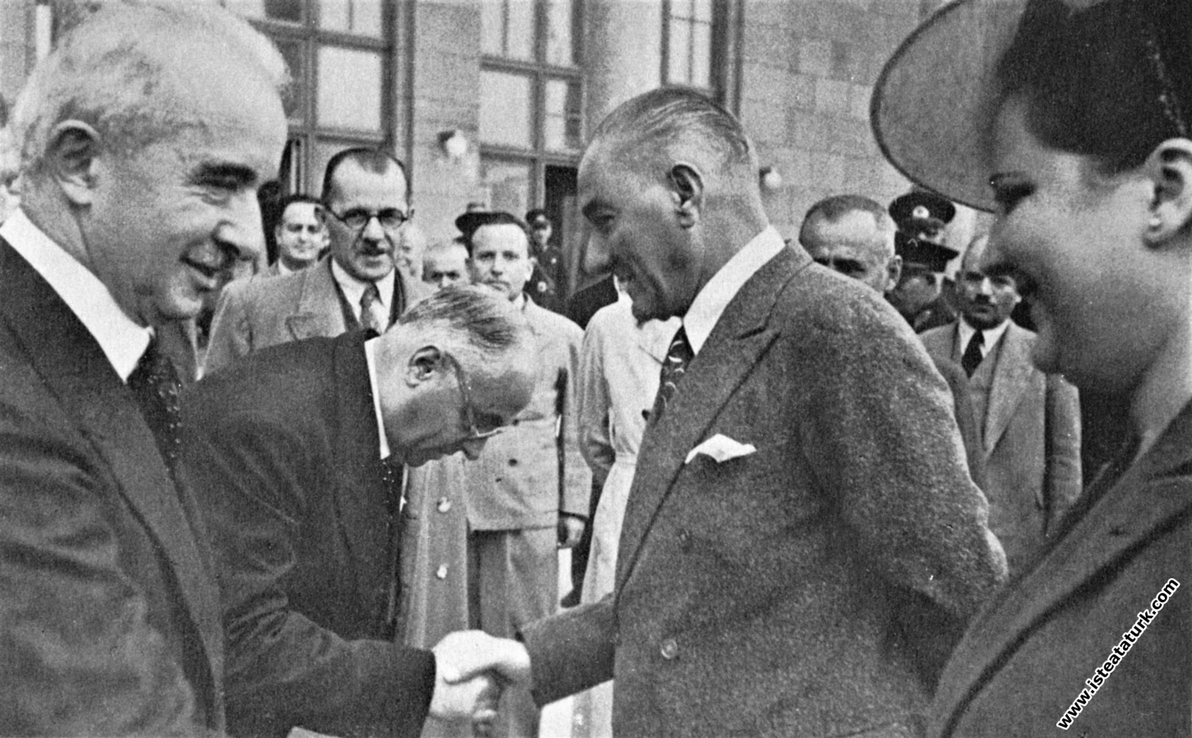 Mustafa Kemal Atatürk'ün, trenle Derince'den Ankara'ya gelişi ve kendisini karşılayan İsmet İnönü ve Celal Bayar'a veda edişi.  (04.10.1937)
