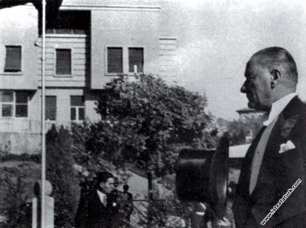 Mustafa Kemal Atatürk, T.B.M.M’nin yeni yasama yılına başlama töreni için geldiği meclis binasına gelirken. (01.11.1937)