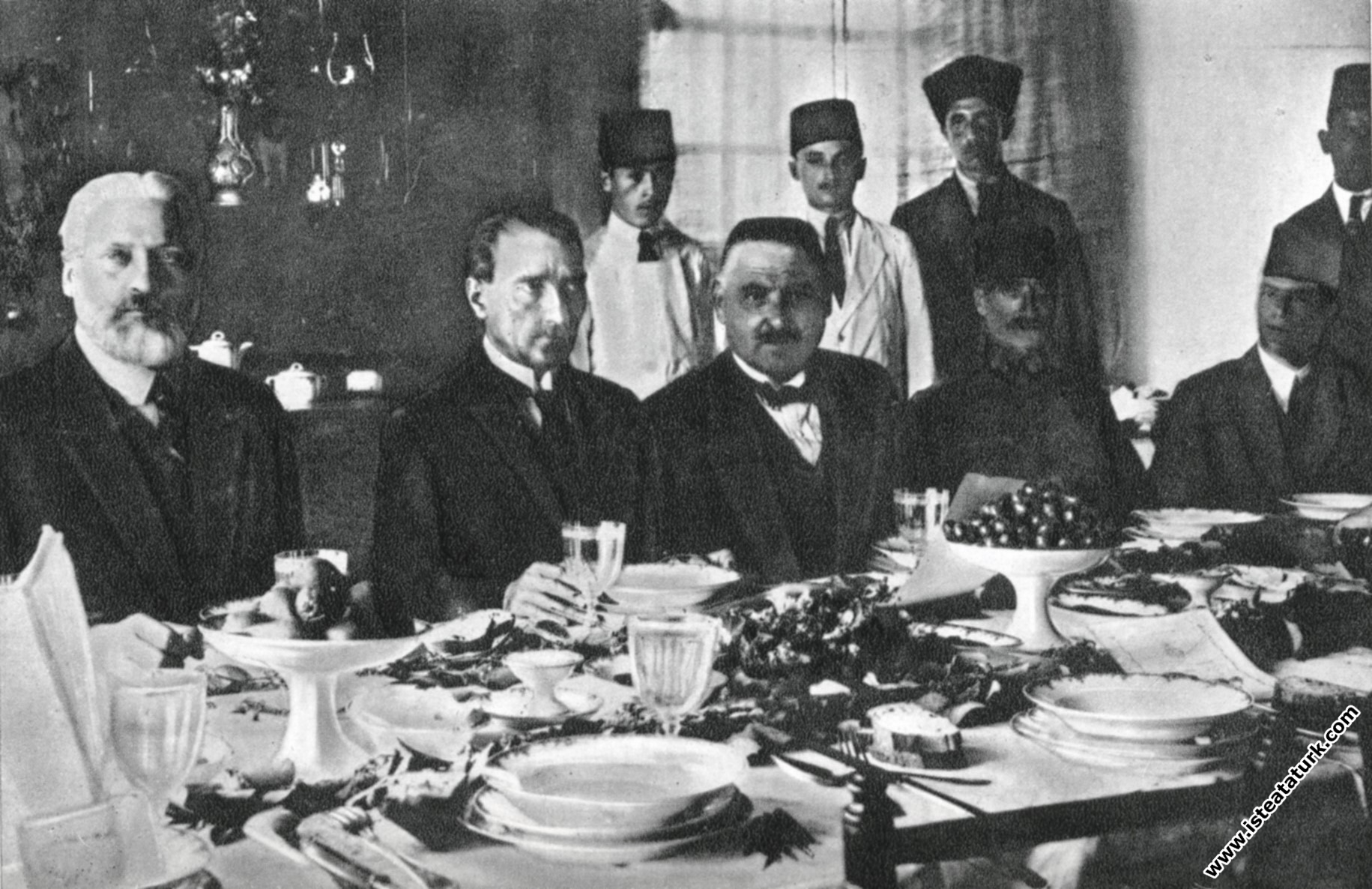 Fransız diplomat Claude Farrere ve Mareşal Gazi Mustafa Kemal Paşa İzmit'te beraberler. (19.06.1922)