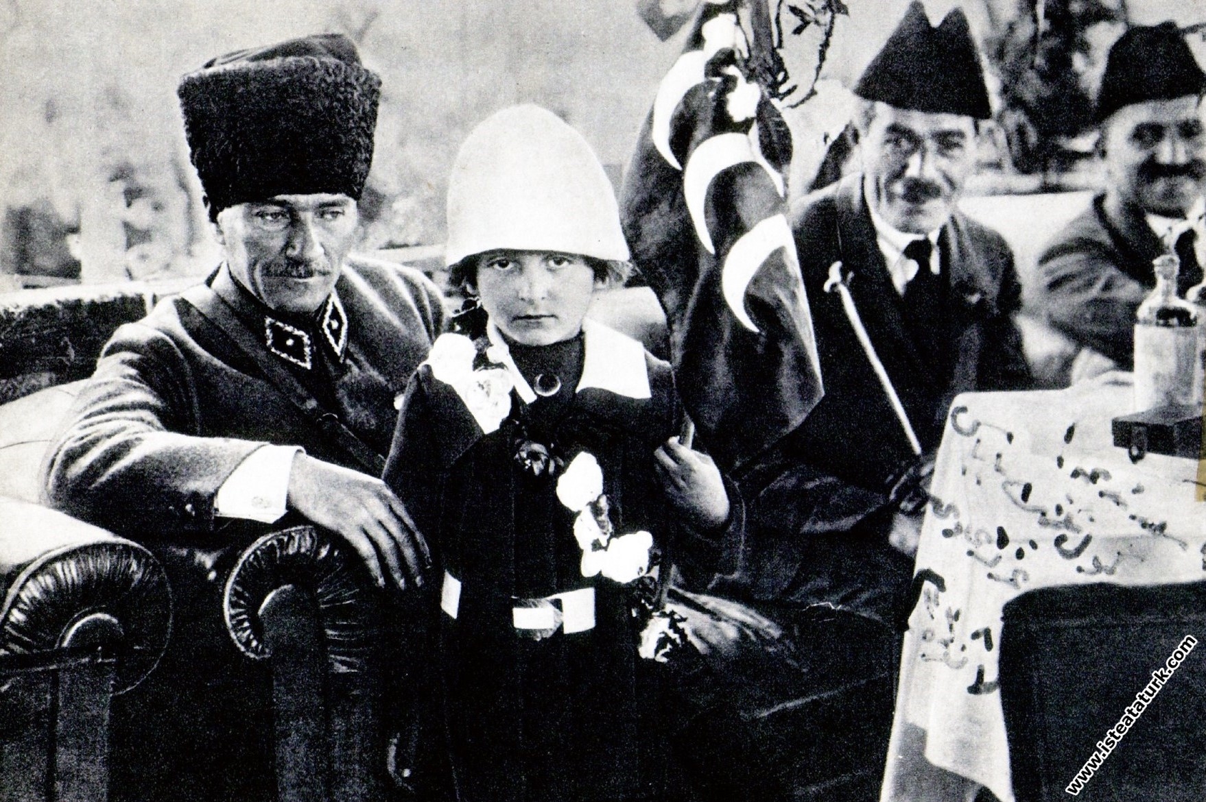 T.B.M.M.’nin II. Açılış Yıldönümünde Malatya Milletvekili Sıtkı Gür'ün kızı Nuriye (İdil) ile. (23.04.1922)