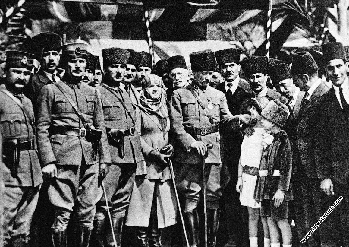 Gazi Mustafa Kemal Paşa, Mersin'de kendisini karşılayanlar arasında gördüğü çocukları severken. (17.03.1923)