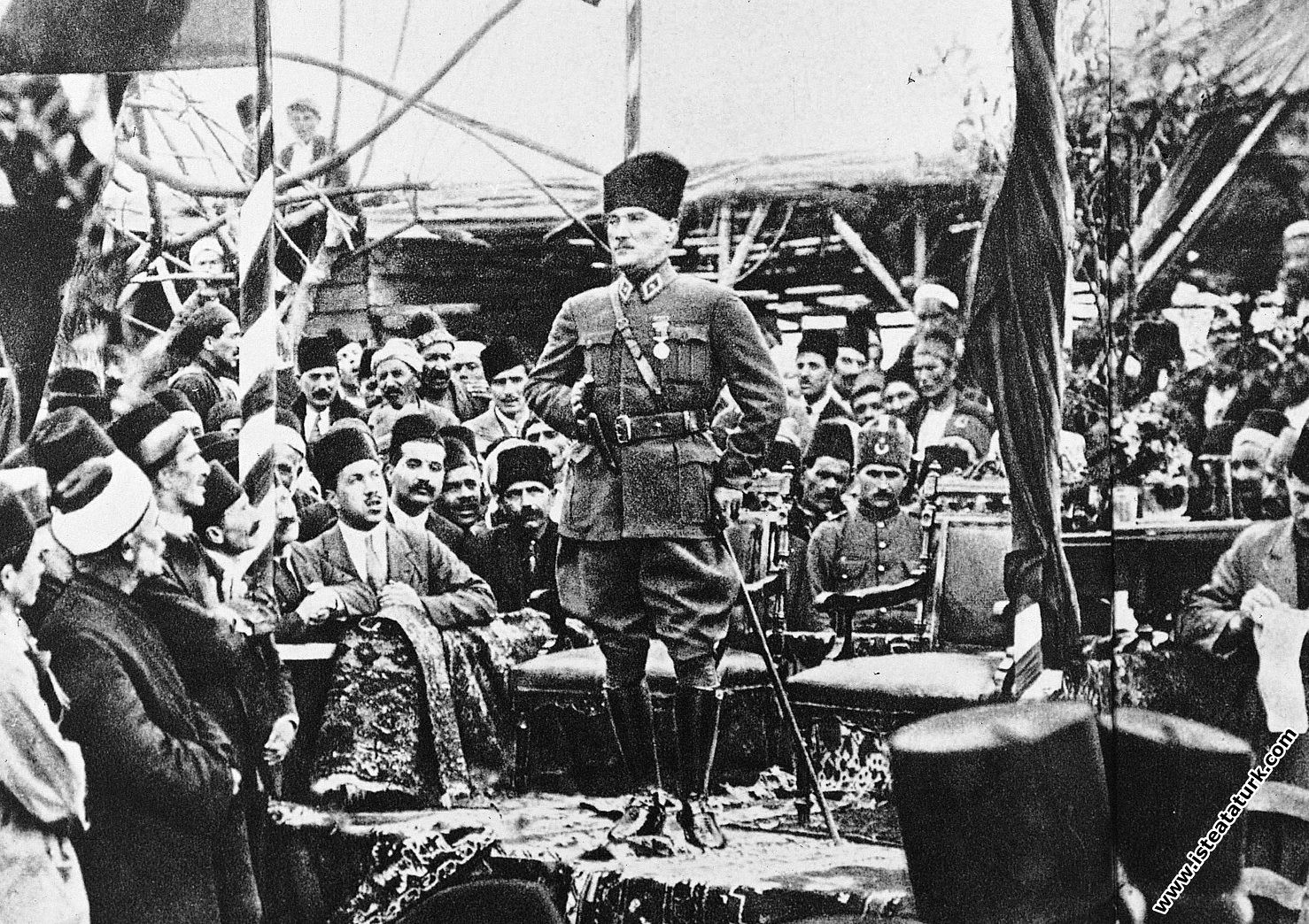 Gazi Mustafa Kemal Paşa Mersin'de, Millet Bahçesinde Mersin'lilere hitap ederken. (17.03.1923)