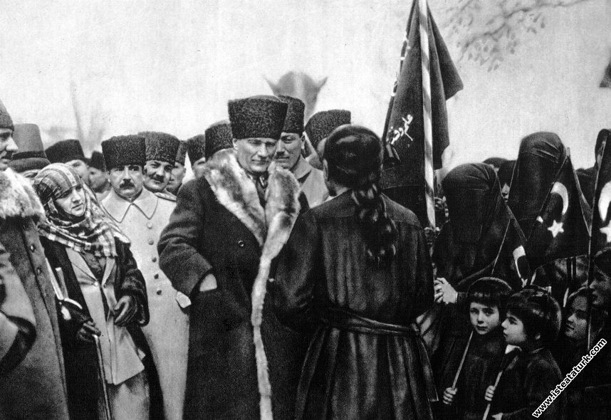 Gazi Mustafa Kemal Paşa, Konya gezisinde halkın ...