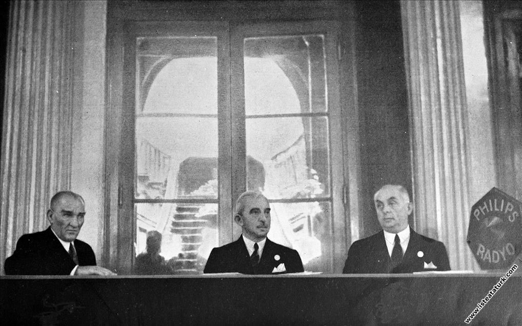 Atatürk II.Tarih Kongresi'nin ikinci günü toplantısında, İsmet İnönü ve Celal Bayar ile birlikte. (21.09.1937)