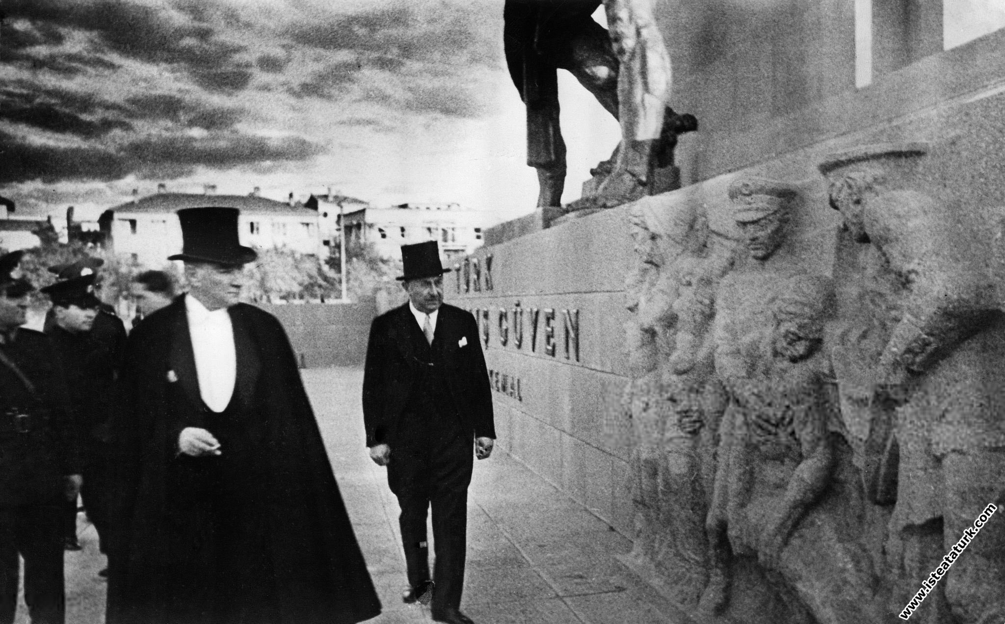 Ankara Kızılay Meydanı'ndaki Güven Anıtı'nın açılışına TBMM dönüşü katılması. (01.11.1934) 