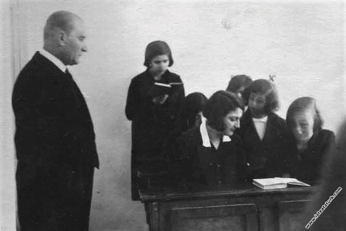 Mustafa Kemal Atatürk İzmir Kız Lisesi’nde bir derse katılırken. (01.02.1931)