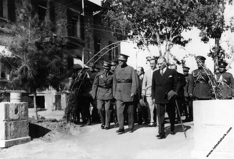 Mustafa Kemal Atatürk İran Şahı Pehlevi ile bi...