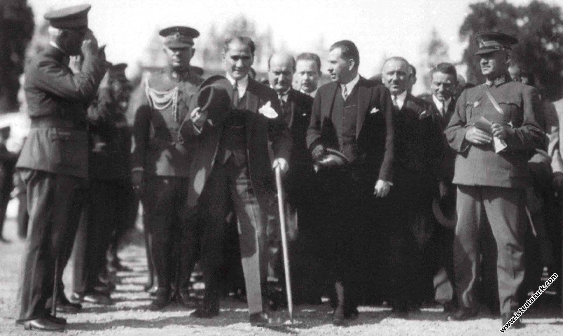 Mustafa Kemal Atatürk ve beraberindekiler Dolmaba...