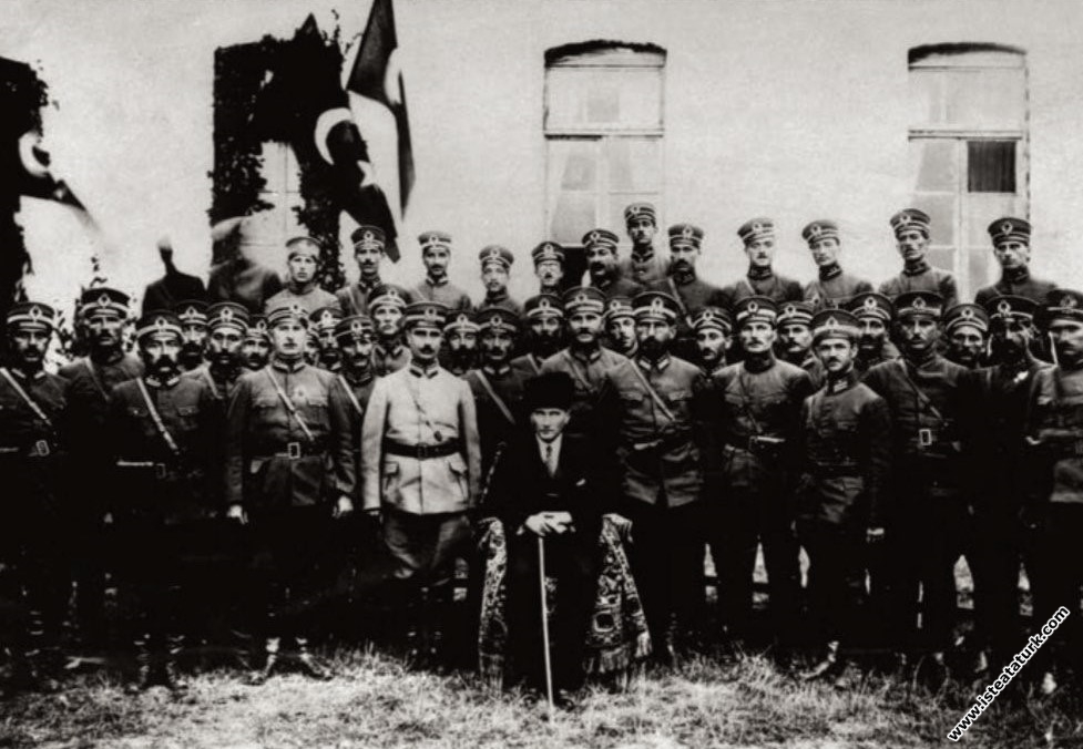 Gazi Mustafa Kemal Paşa, Samsun'da 15. Tümen subaylarıyla. (24.09.1924)