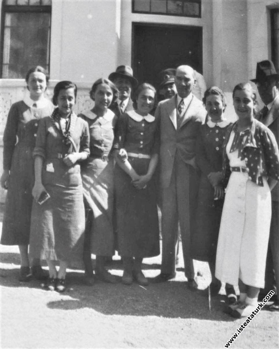 Mustafa Kemal Paşa, Gazi Orman Çiftliğinde Ankara Kız Lisesi öğrencileri ile birlikte. (09.05.1934)