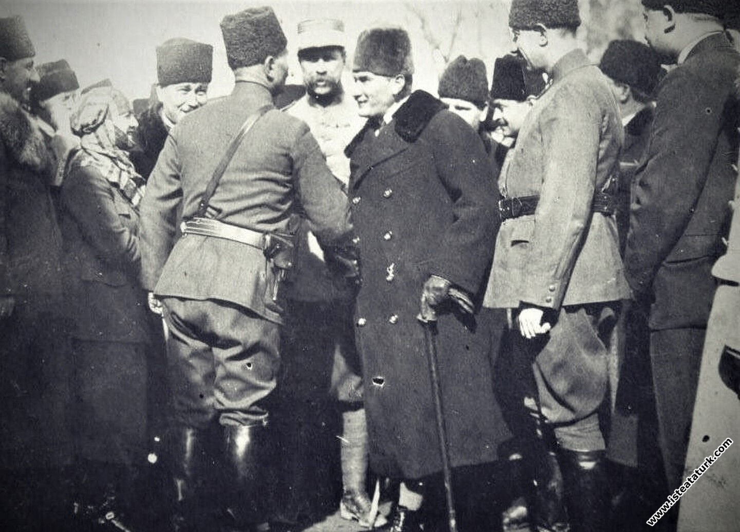 Mustafa Kemal Atatürk, Paris'e sefir olarak giden Fethi Okyar'ı uğurlamak için Ankara İstasyonu'na gelirken. (27.03.1925)