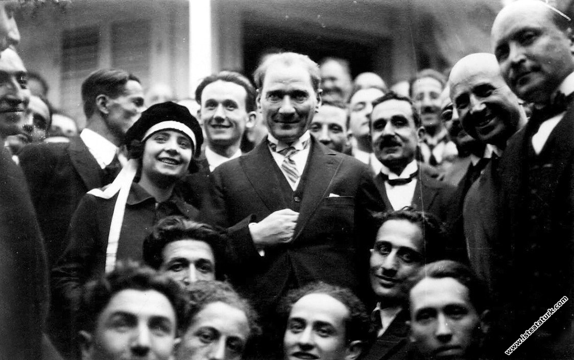 Bursa'da Dar'ül Elhan (İstanbul Belediye Koservatuarı) Topluluğu'nun ve öğrencilerinin arasında. (29.05.1926)