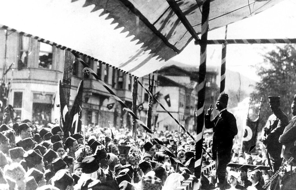 Cumhurbaşkanı Gazi Mustafa Kemal, Bursa'nın düşman işgalinden kurtuluşunun II. yıl dönümünde Bursa'lılara hitap ederken. (11.09.1924)