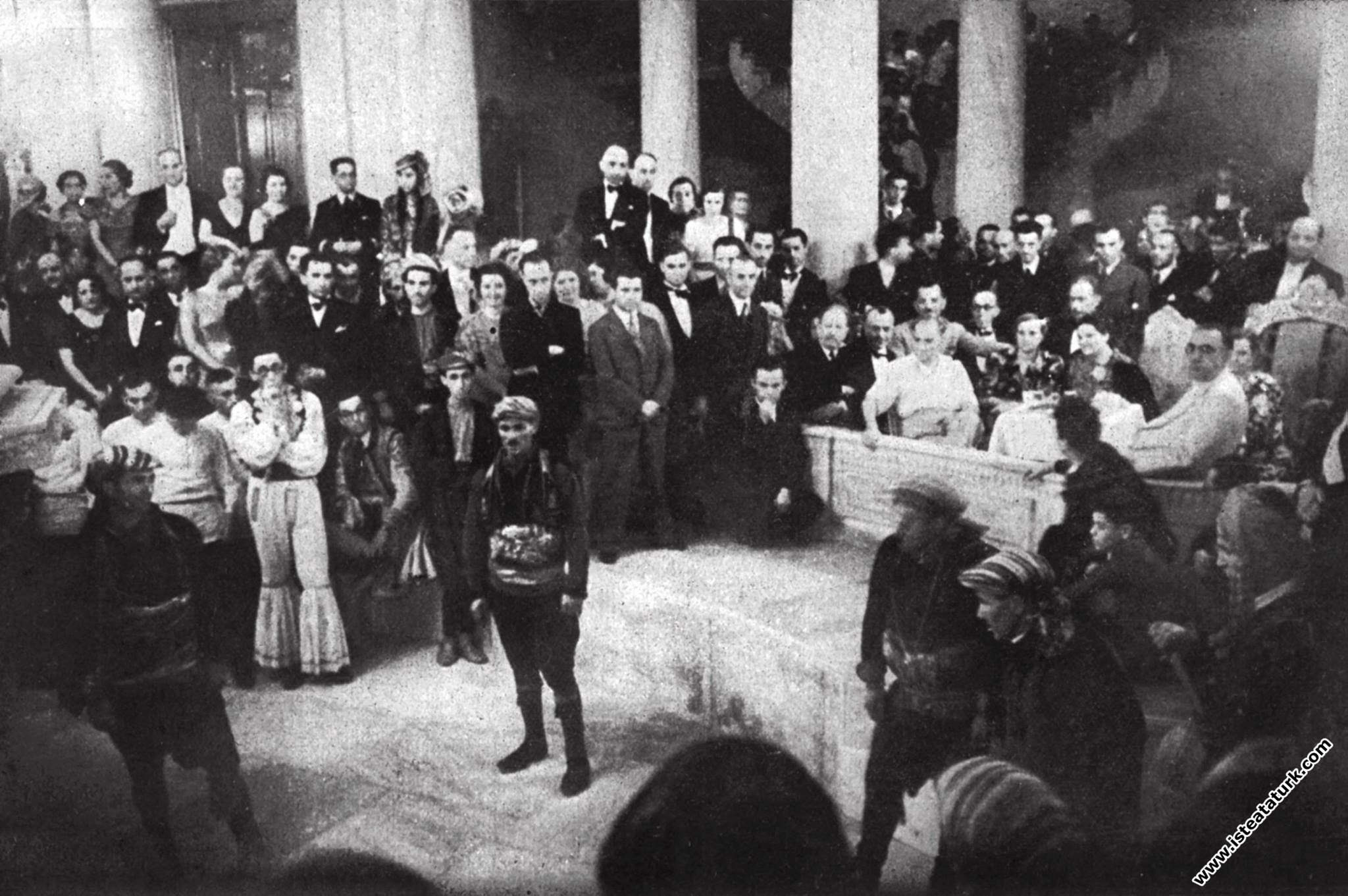 Mustafa Kemal Atatürk Beylerbeyi Sarayı'nda düz...