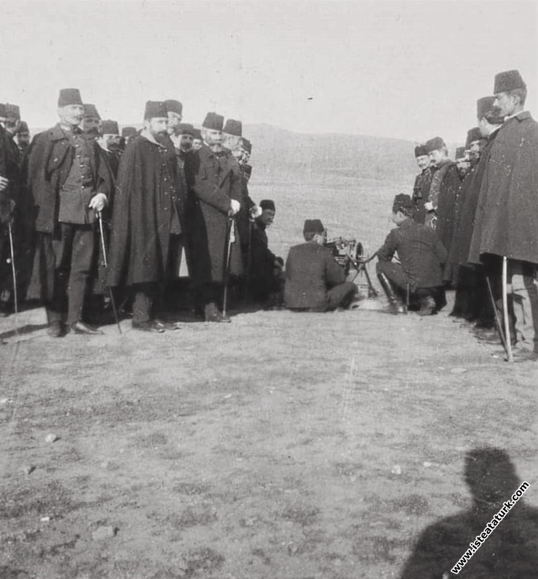 Kolağası (Kıdemli Yüzbaşı) Mustafa Kemal, 3. Ordunun Subay Talimgâhı Komutanlığı görevini yürütürken atış eğitimi sırasında, Selanik. (06.09.1910)