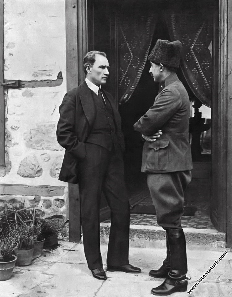 Mustafa Kemal, Çankaya'da İsmet İnönü ile beraber. (04.06.1921)