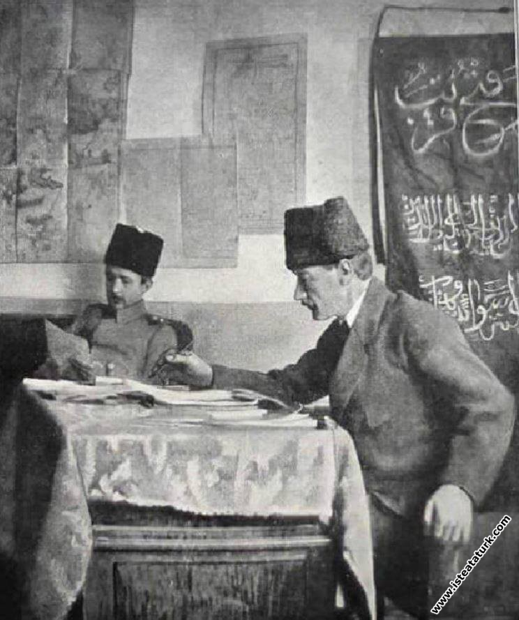 Mustafa Kemal, İnönü'yle Ankara Ziraat Mektebi'ndeki karargahında. (1920)