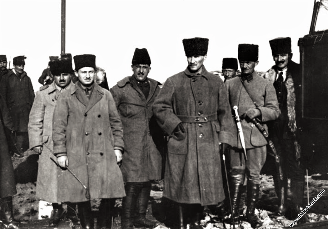 Batı Cephesi Komutanı İsmet Bey'i beklerken. (04.12.1920)