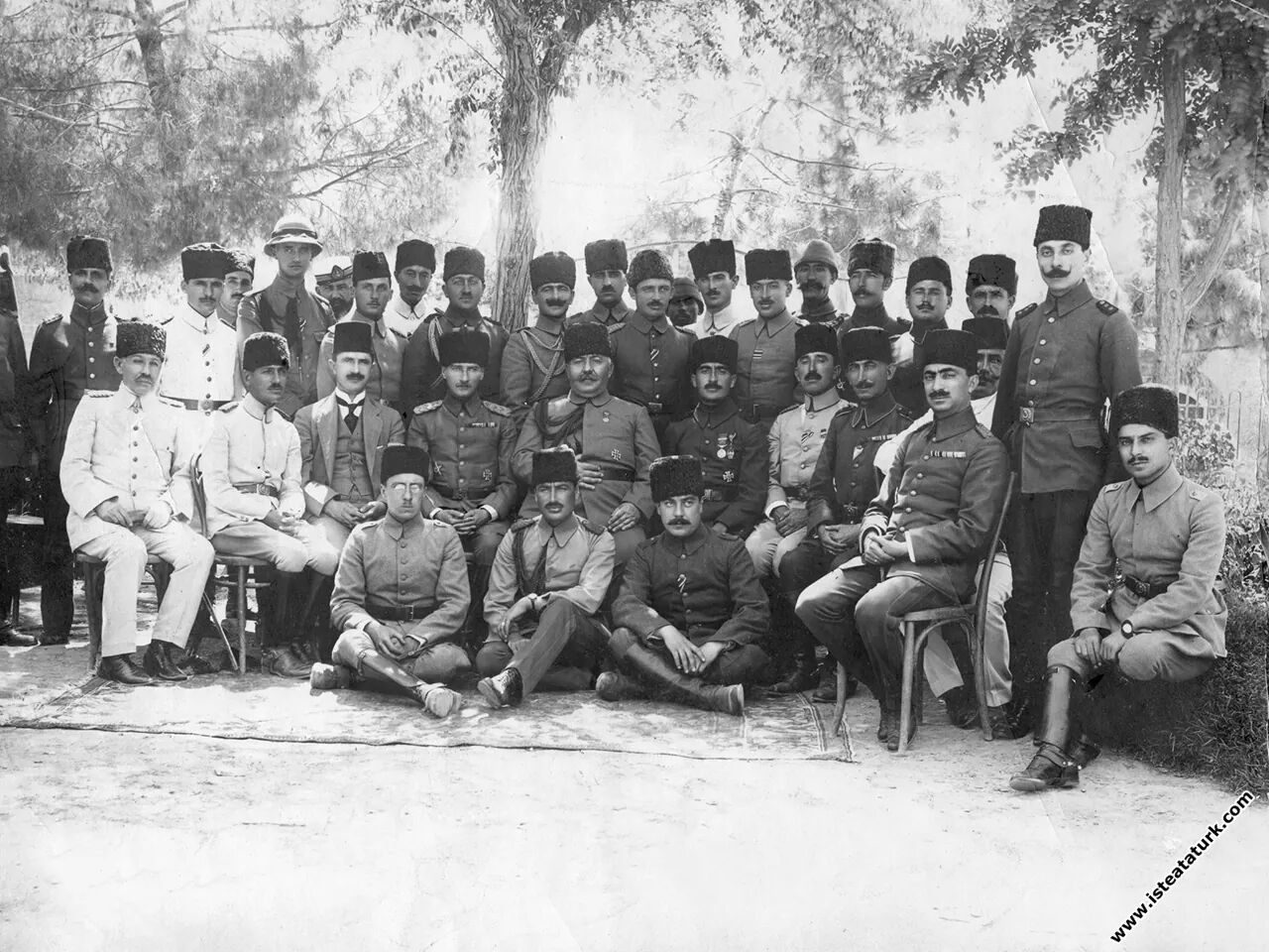 Ahmet İzzet Paşa ve subay arkadaşlarıyla Halep'te. (24.06.1917)