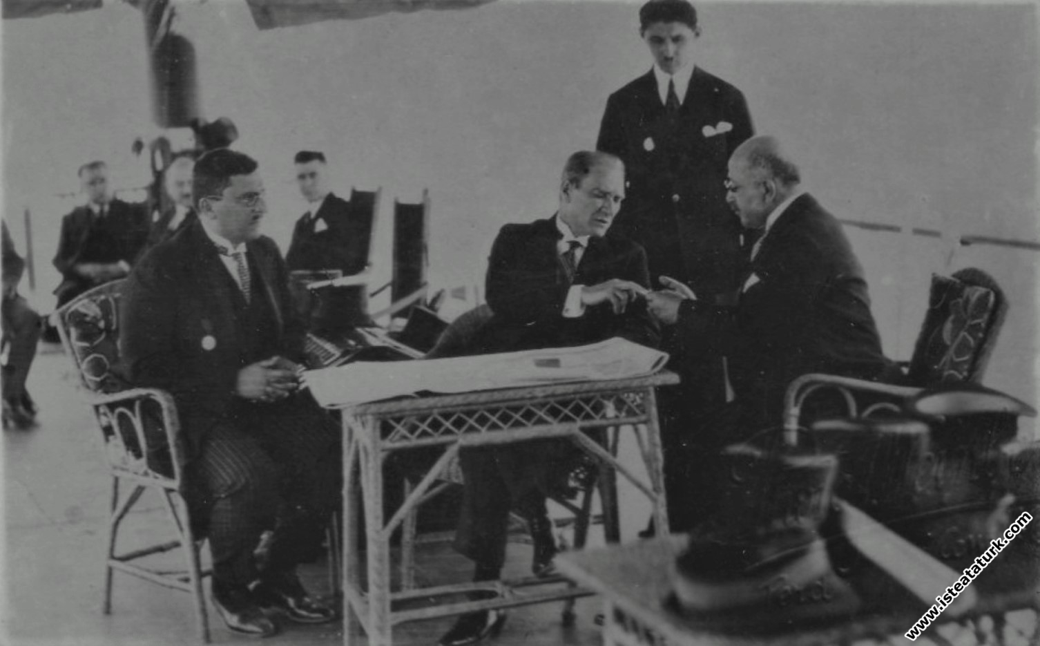 Mustafa Kemal Atatürk ve doktor İbrahim Tali Ön...