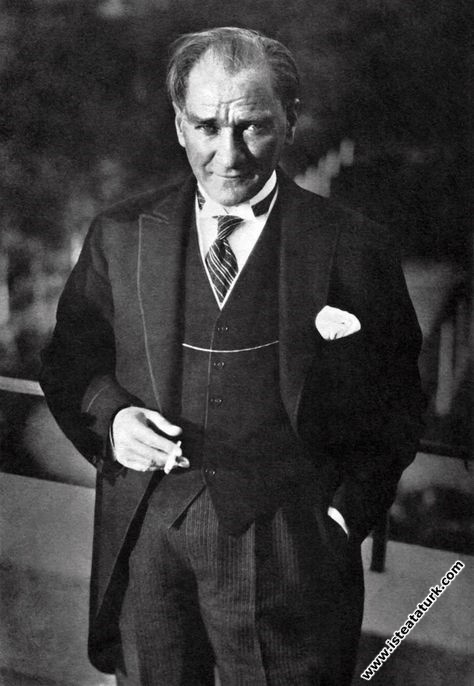 Mustafa Kemal Atatrk&#39;n Marmara Kk&#39;nde ekilen bir fotoraf.  (08.07.1931) | te Atatrk | Atatrk Hakknda Bilmek stediiniz Herey