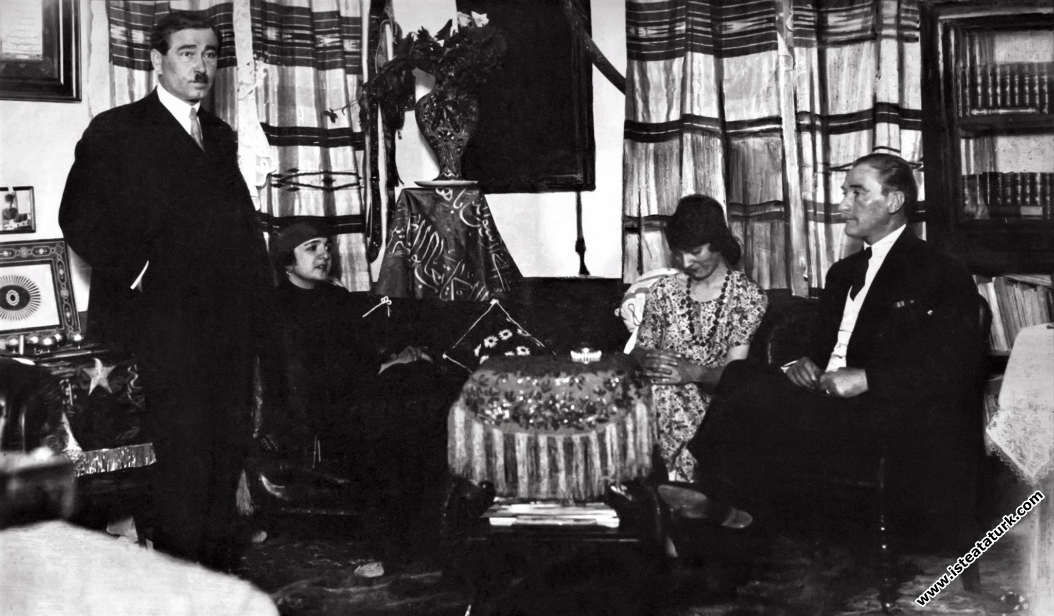 Çankaya Köşkü'nde Atatürk'ün eşi Latife Han...
